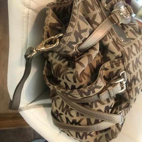 Authentic Micheal Kors Large Carry All Tote - Picture 6 of 13